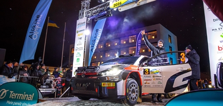 Karl Martin Volver ja Annika S&otilde;na ralli stardis. Foto: Pille Russi