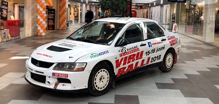 Rakvere Põhjakeskuses reklaamib tulevast üritust Eesti ja Läti rallimeistri võistlusauto. Foto: Viru Ralli