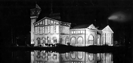Efektselt väljavalgustatud Ellamaa elektrijaam peegeldub jahutustiigilt, foto 1930. aastatest. Foto: Turba raamatukogu
